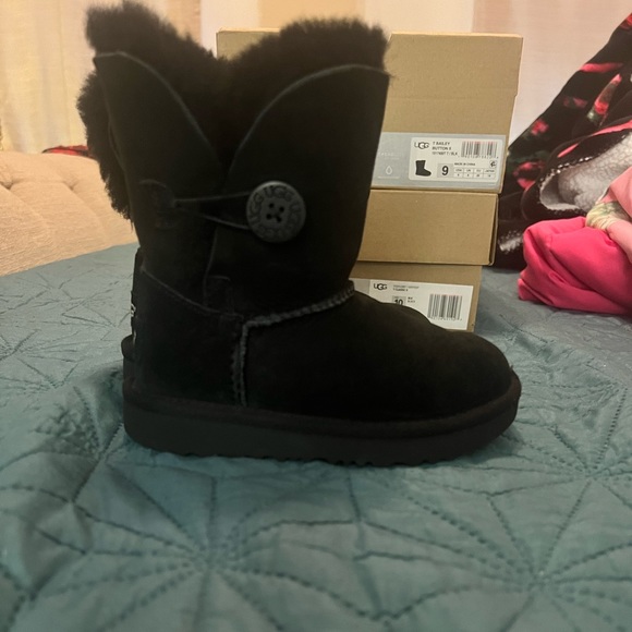 Toddler uggs - Picture 2 of 6